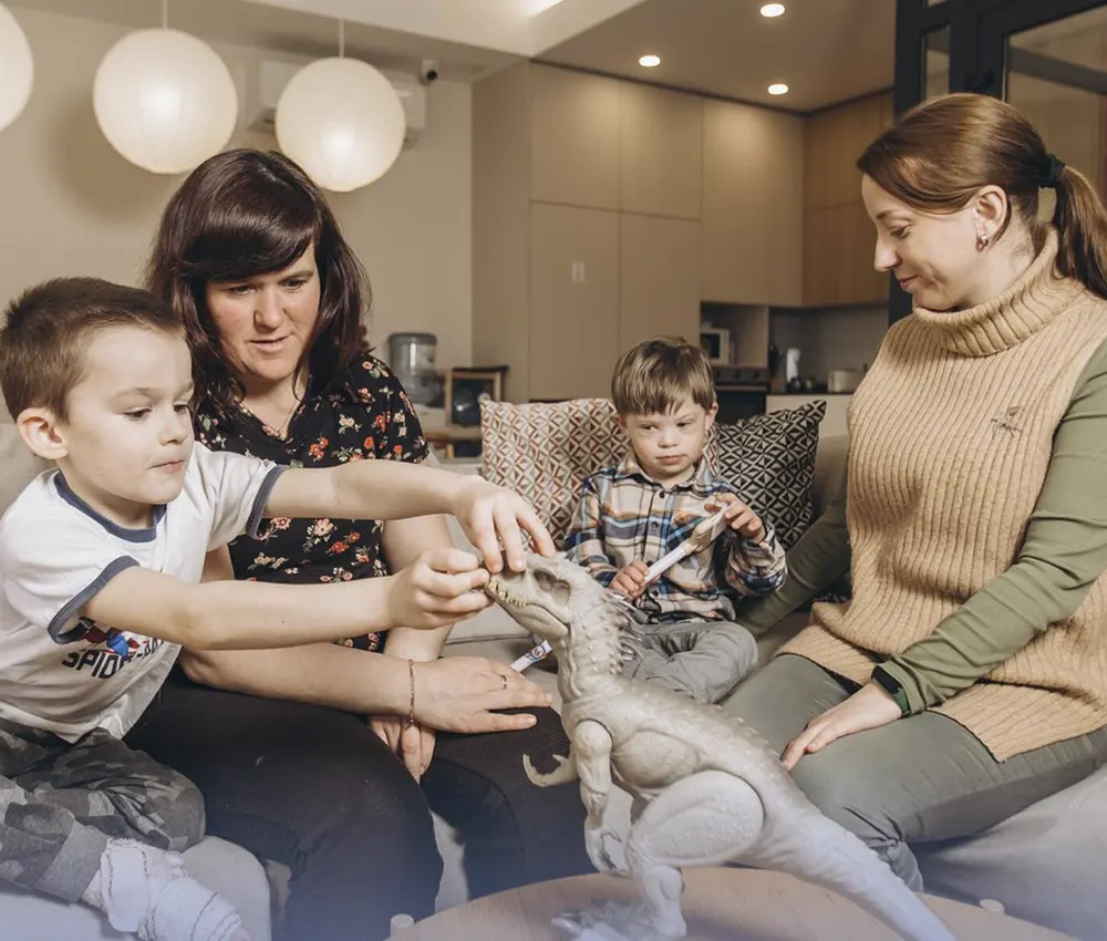Родини з дітьми граються у сімейній кімнаті