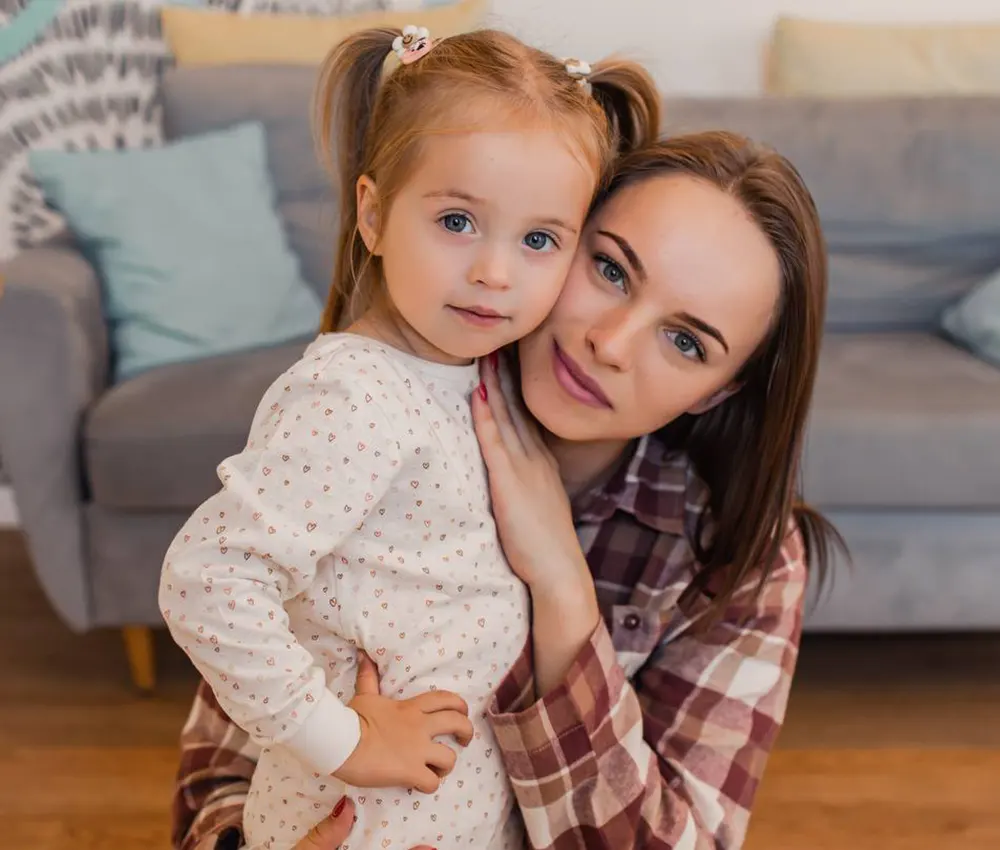 мати з дитиною в піжамах